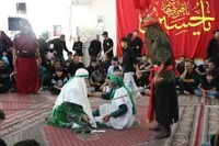 تصاویر/ تعزیه خوانی ظهر عاشورا؛ مسجد امام رضا (ع) شهرک احتشامیه اراک