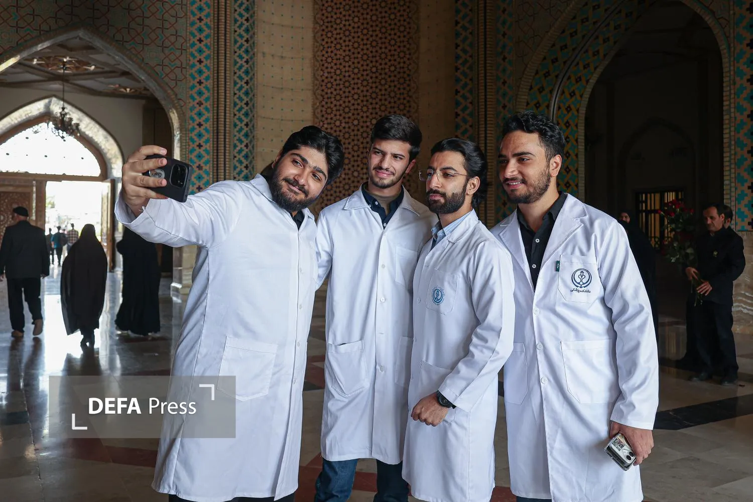 تصاویر/ آیین روپوش سفید و سوگند پزشکی دانش‌آموختگان دانشگاه علوم پزشکی شیراز در حرم مطهر رضوی