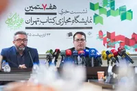کودکان در نمایشگاه مجازی کتاب، کتاب رایگان دریافت می‌کنند