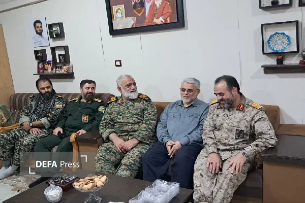 دیدار سردار نقدی با خانواده شهید «صادق زرین» در رشت