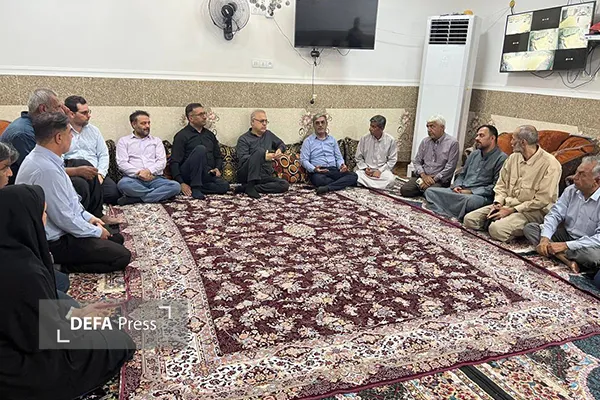 استاندار هرمزگان با خانواده سه شهید حمله آمریکا در خمیر دیدار کرد