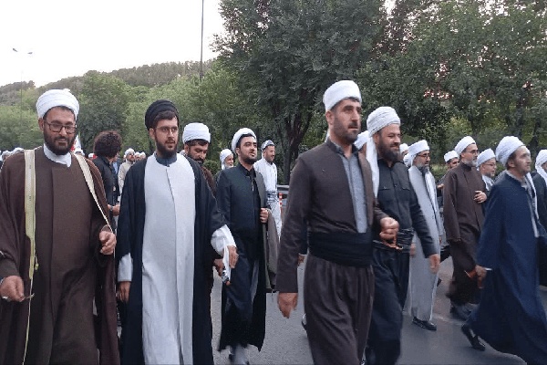 حضور گسترده علمای اهل سنت کردستان در آیین اقامه نماز بر پیکر رهبر شهید انقلاب حضور گسترده علمای اهل سنت کردستان در آیین اقامه نماز بر پیکر رهبر شهید انقلاب