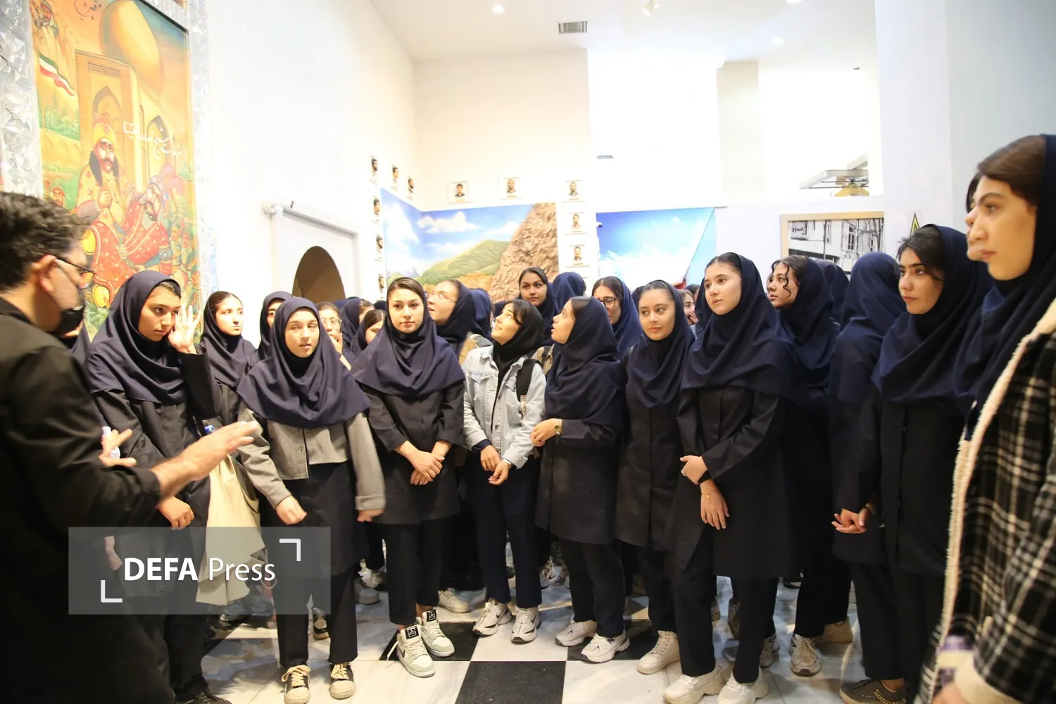تصاویر/ بازدید دانش آموزان دختر از موزه دفاع مقدس و مقاومت آذربایجان غربی