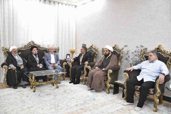 دیدار جمعی از مسئولین استانی با خانواده شهید «حمیدرضا ولی محمودوند» در خرم‌آباد+ عکس