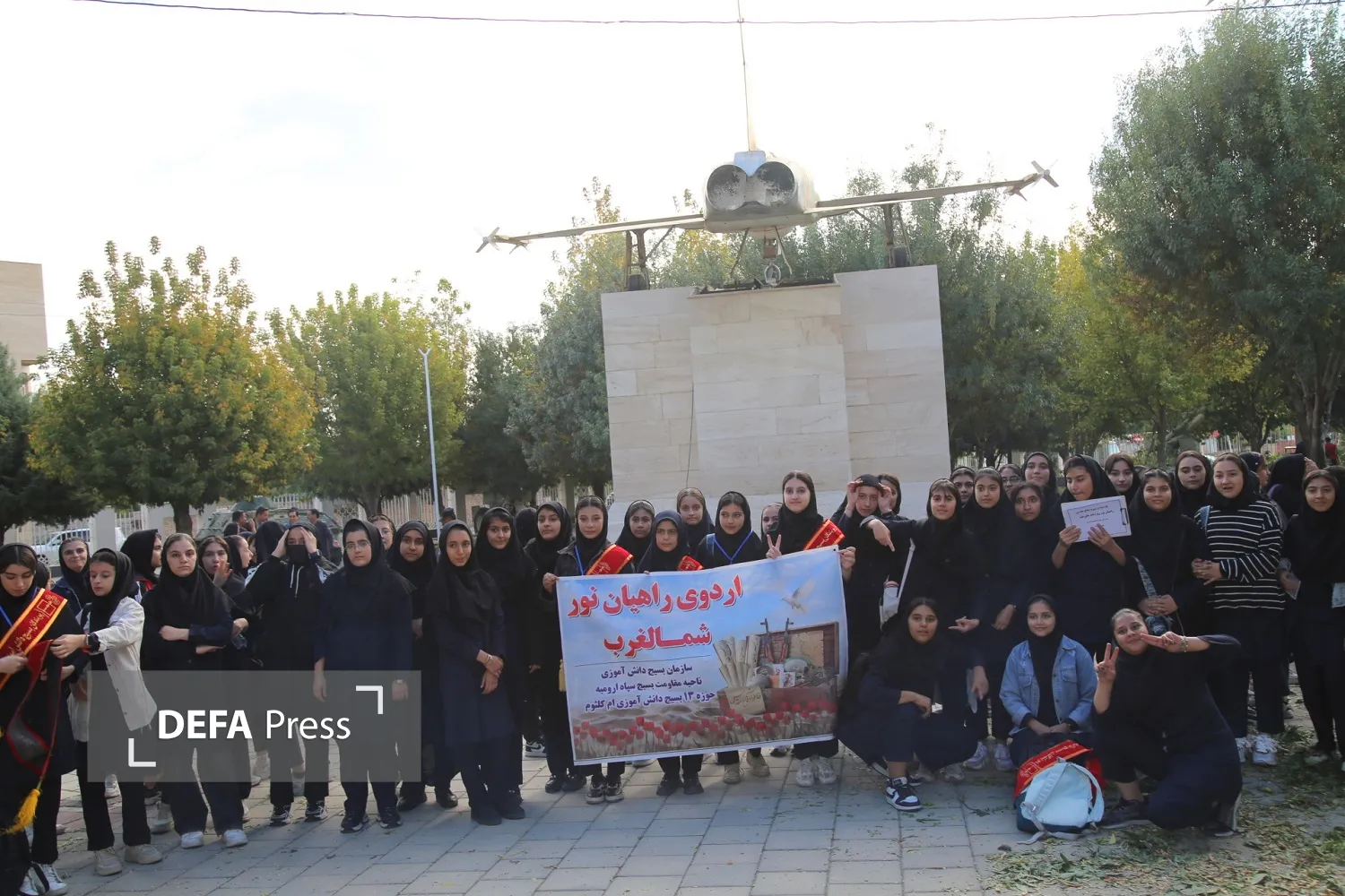 تصاویر/ دانش‌آموزان دختر ارومیه‌ای، مهمان روایت‌های دفاع مقدس شدند