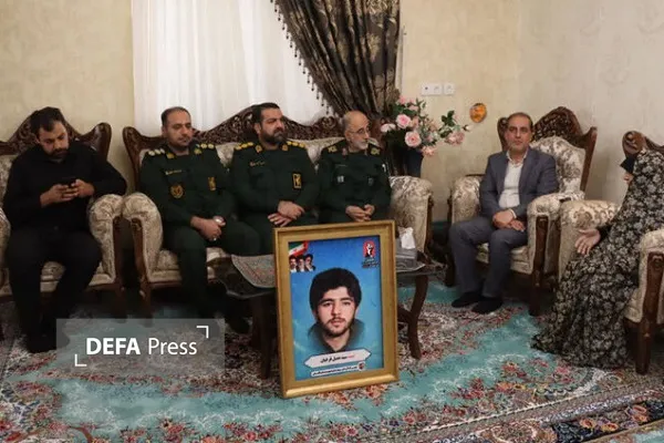 دیدار سردار آزادی با خانواده شهید سیدجمیل فرخیان