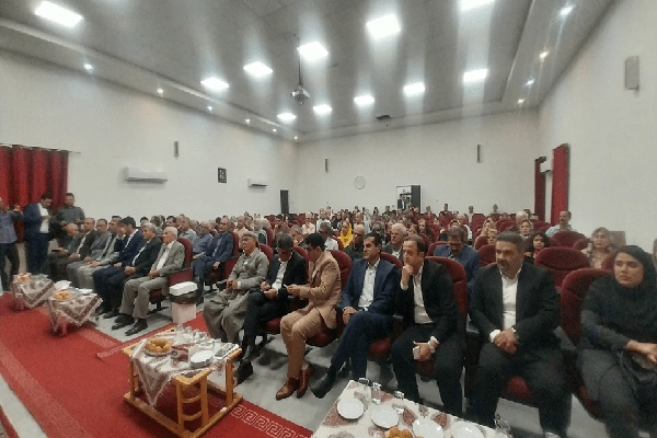 تکریم بازنشستگان، سرمایهگذاری برای آینده جامعه است تکریم بازنشستگان، سرمایهگذاری برای آینده جامعه است