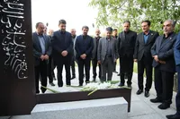 تجدید پیمان وزیر ارتباطات با شهدا در بدو ورود به همدان