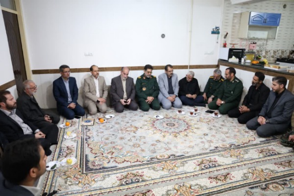 دیدار فرمانده سپاه استان و مدیرکل آموزش و پرورش استان همدان با خانواده شهید «مهدی شرکایی» + تصاویر