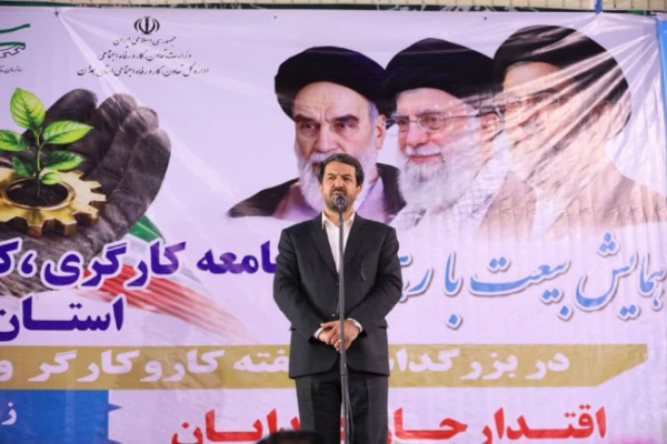کارگران مجاهدان عرصه تولید و ستون اقتصاد کشور هستند