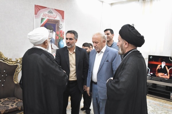 دیدار جمعی از مسئولین استانی با خانواده شهید «حمیدرضا ولی محمودوند» در خرم‌آباد+ عکس