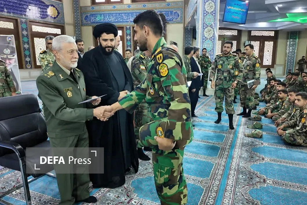 اعطای عطیه فرماندهی معظم کل قوا به دانش‌آموختگان دانشگاه افسری امام علی