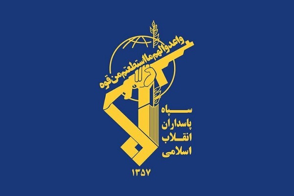 بر دست مجاهدان عرصه اقتصادی و فرهنگی بوسه می‌زنیم 