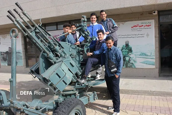 تصاویر/روایتگری رزمندگان برای نسل آینده‌ساز؛ بازدید دانش‌آموزان از موزه دفاع مقدس