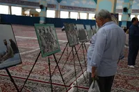 تصاویر/ برپایی نمایشگاه کتاب و عکس دفاع مقدس هم‌زمان با چهارمین روز از هفته دفاع مقدس