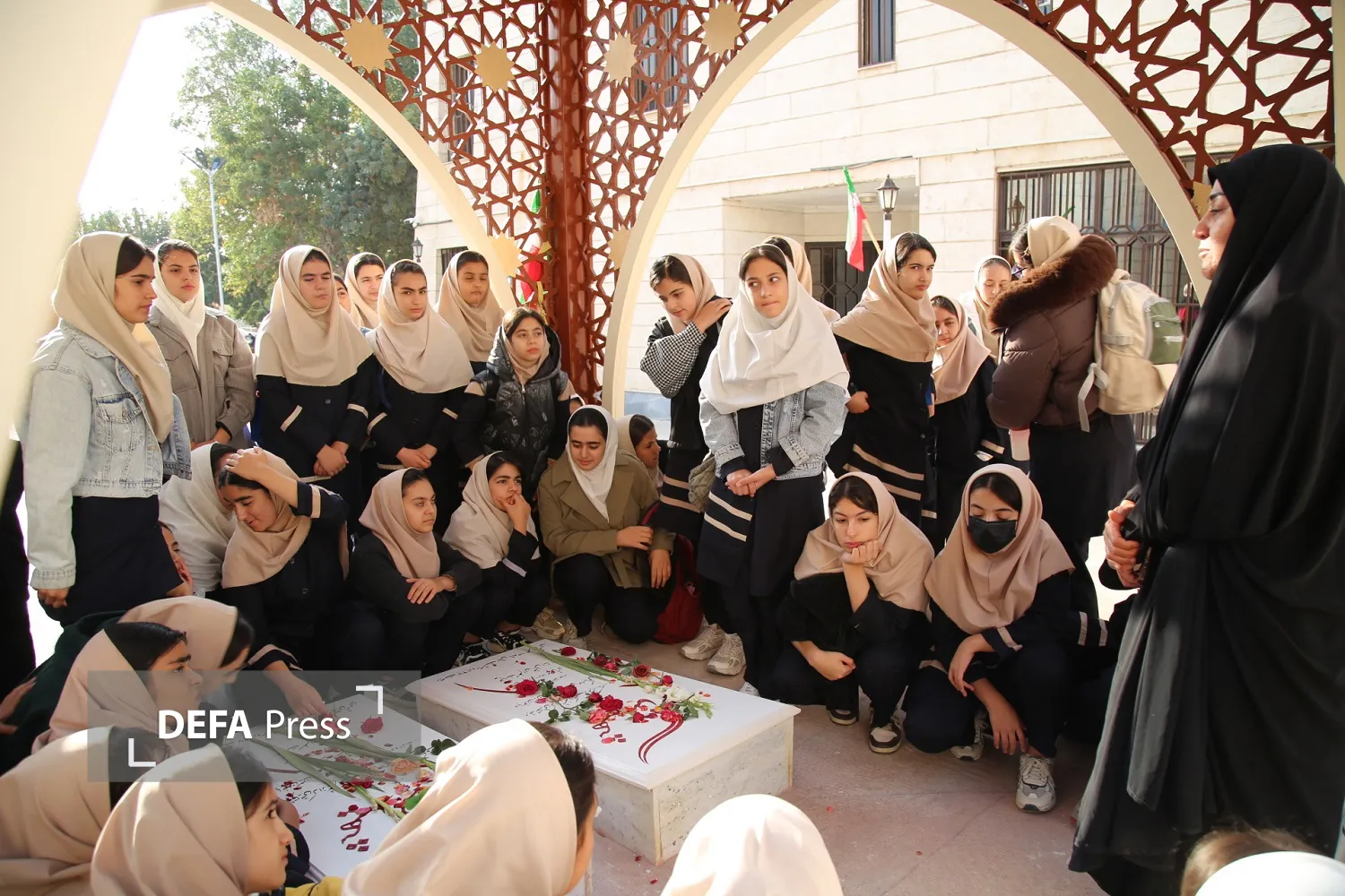 تصاویر/ بازخوانی تاریخ دفاع مقدس از نگاه دانش‌آموزان دختر ارومیه ای