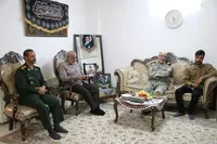 تصاویر/ دیدار فرمانده قرارگاه نجف اشرف نیروی زمینی سپاه با خانواده معظم شهیدان جنگ رمضان، حسیبی قاسم آبادی و بادران