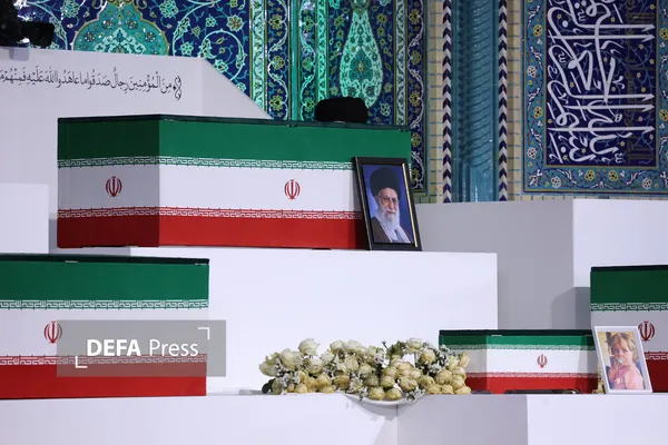 ادای احترام به قائد شهید امت (۲)