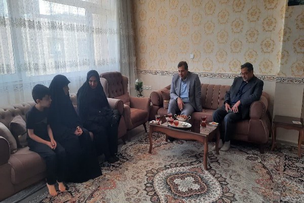 دیدار مسئولان بنیاد شهید زنجان با خانواده‌ دو تن از شهدای گردان تخریب