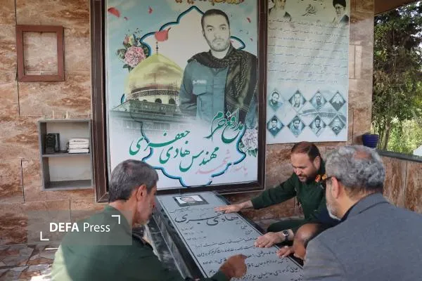 ادای احترام مدیرکل حفظ آثار دفاع مقدس مازندران به مزار شهید «جعفری» در آمل+ تصاویر ادای احترام مدیرکل حفظ آثار دفاع مقدس مازندران به مزار شهید «جعفری» در آمل+ تصاویر