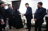 دیدار وزیر ارتباطات با خانواده شهید «حسین احمدی» در همدان+ تصاویر