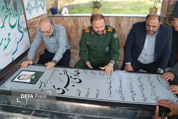 ادای احترام مدیرکل حفظ آثار دفاع مقدس مازندران به مزار شهید «جعفری» در آمل+ تصاویر ادای احترام مدیرکل حفظ آثار دفاع مقدس مازندران به مزار شهید «جعفری» در آمل+ تصاویر