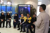 ادای احترام کارکنان اداره پست اراک به مقام شامخ شهدا در موزه دفاع مقدس استان مرکزی+ تصاویر