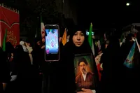 فیلم/ بیعت دختران دانش‌آموز تهرانی در جشن فرشته‌ها