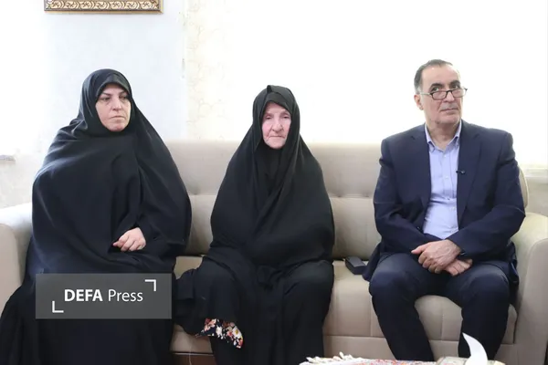دیدار سید احمد موسوی با مادر شهید پاکپور دیدار سید احمد موسوی با مادر شهید پاکپور