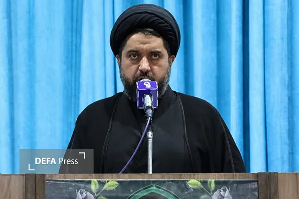 امام‌جمعه محمدشهر: مردم نباید برای دریافت خدمات ابتدایی، میان دستگاه‌ها پاسکاری شوند