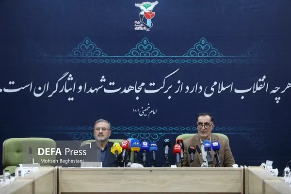 تجلیل رئیس بنیاد شهید از خانواده شهدای هلال احمر تجلیل رئیس بنیاد شهید از خانواده شهدای هلال احمر