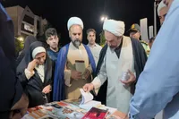 تصاویر/ بازدید نماینده ولی فقیه وامام جمعه ایلام از نمایشگاه کتاب دفاع مقدس ومقاومت