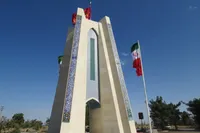 تصاویر/ ادای احترام سرهنگ جوان به شهید گمنام شهرک صنعتی کاویان