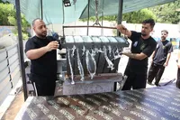 تصاویر/ تولید و توزیع یخ توسط گروه جهادی شهید کمالی اصفهان در کربلا