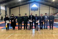 تجلیل سردار بهاریان از خانواده‌های معظم شهدا در لیگ کشتی نوجوانان کشور در کبودراهنگ+ تصاویر