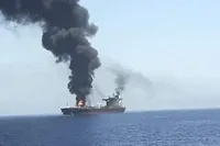 حادثه دریایی در نزدیکی سواحل عمان؛ یک نفتکش دچار آتش‌سوزی شد