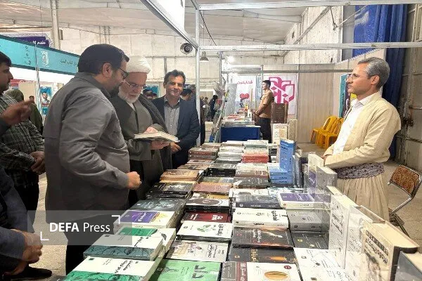 باید فرهنگ کتابخوانی در جامعه تقویت شود و مردم به مطالعه علاقه بیشتری پیدا کنند