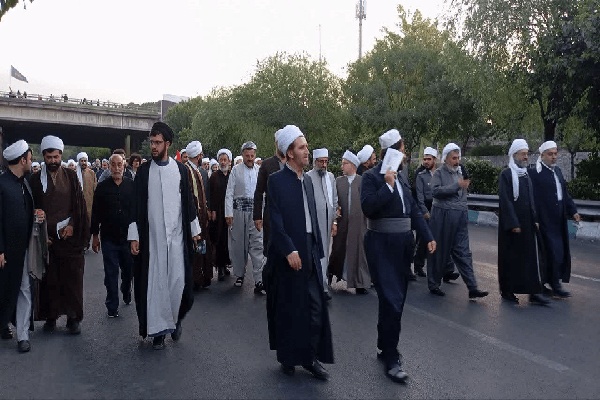 حضور گسترده علمای اهل سنت کردستان در آیین اقامه نماز بر پیکر رهبر شهید انقلاب حضور گسترده علمای اهل سنت کردستان در آیین اقامه نماز بر پیکر رهبر شهید انقلاب