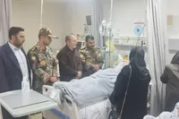عیادت فرمانده تیپ ۱۱۶ و مدیرکل حفظ آثار دفاع مقدس قزوین از جانباز و آزاده سید عباس ایزدپناه در بیمارستان دهخدا