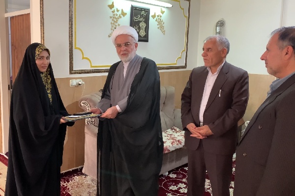 نماینده ولیفقیه کردستان: خانواده شهدا پرچمداران ترویج فرهنگ ایثار و مقاومت هستند نماینده ولیفقیه کردستان: خانواده شهدا پرچمداران ترویج فرهنگ ایثار و مقاومت هستند