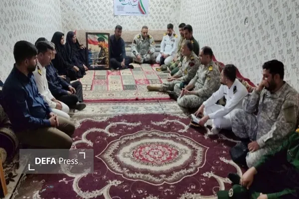 دیدار فرماندهان سپاه و ارتش با خانواده شهید «سید مالک موسوی‌تبار»