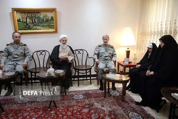 دیدار فرمانده کل ارتش با خانواده سپهبد شهید محمد باقری دیدار فرمانده کل ارتش با خانواده سپهبد شهید محمد باقری