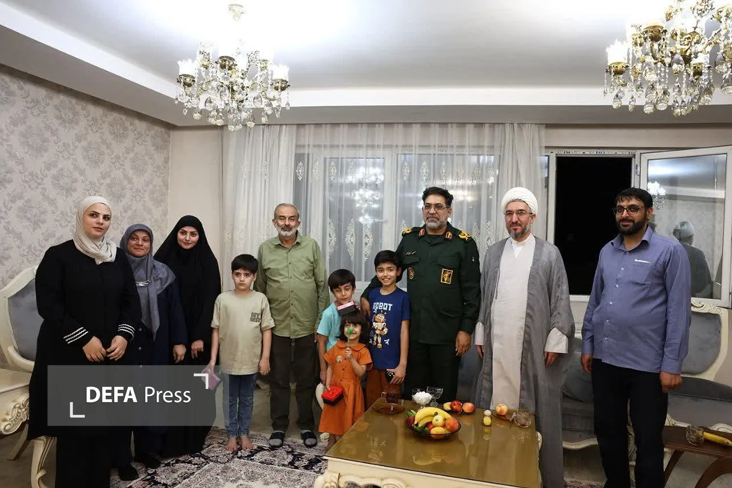 تصاویر/ دیدار فرمانده سپاه همدان با خانواده شهید «محمدسعید ایزدی»