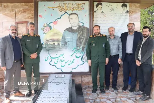 ادای احترام مدیرکل حفظ آثار دفاع مقدس مازندران به مزار شهید «جعفری» در آمل+ تصاویر ادای احترام مدیرکل حفظ آثار دفاع مقدس مازندران به مزار شهید «جعفری» در آمل+ تصاویر
