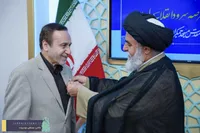 نشان خادمی مسجد جمکران بر سینه محمد گلریز نشست