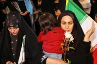 تصاویر/ اجتماع مردم اراک در میدان شهدا برای دعا در حق رزمندگان اسلام و پاسداری از آرمان‌های انقلاب