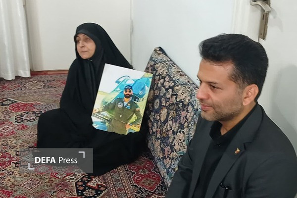 دیدار معاون نیروی انسانی ارتش با خانواده شهید خلبان «روشن» در بابل + تصاویر