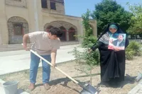 کاشت نهال توسط خانواده شهید امنیت «محمود عباسی» در بوستان الغدیر قزوین