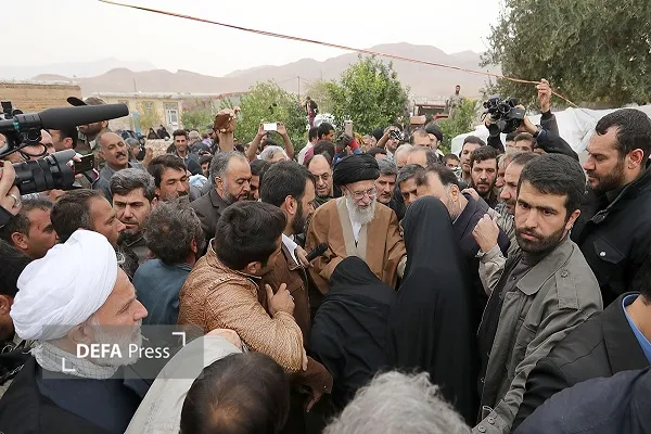 حضور رهبر شهید انقلاب در زمان زلزله سرپل ذهاب