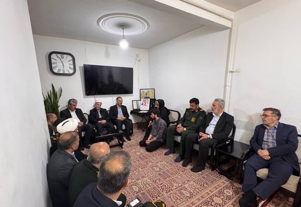 ادامه راه شهدا، رمز عزت و اقتدار ایران است ادامه راه شهدا، رمز عزت و اقتدار ایران است